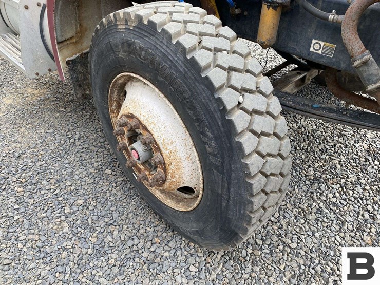 2002-peterbilt-330-image-42