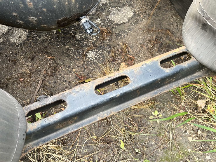 #1372-•-2014-volvo-sleeper-semi-(has-wi-title)-(of)-image-40