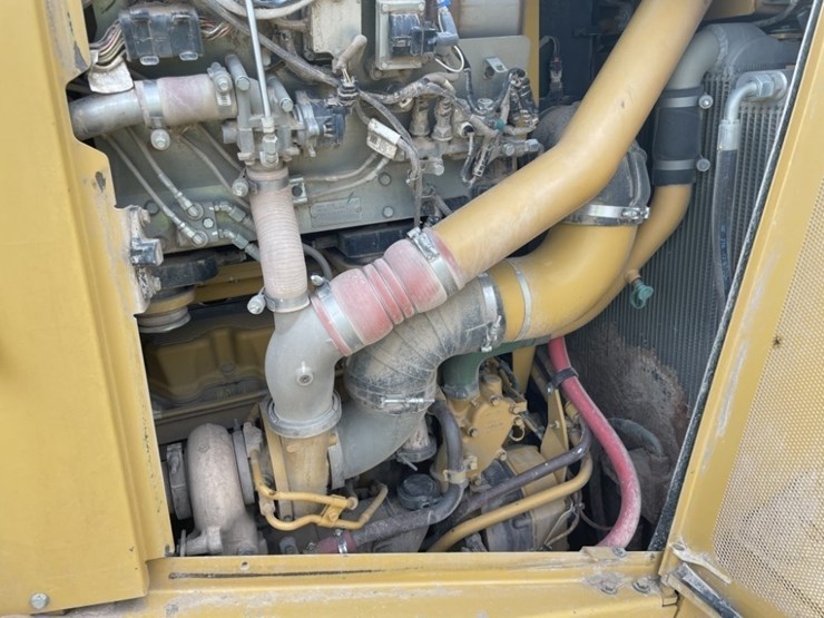 2017-caterpillar-d8t-image-35