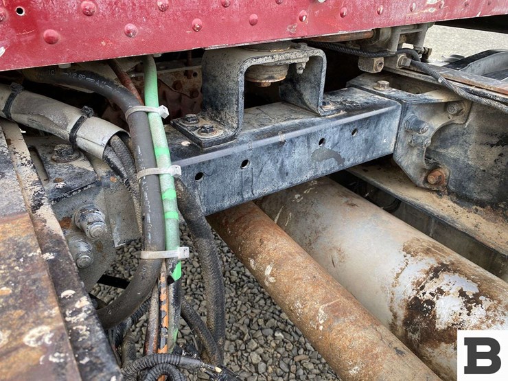 2002-peterbilt-330-image-16