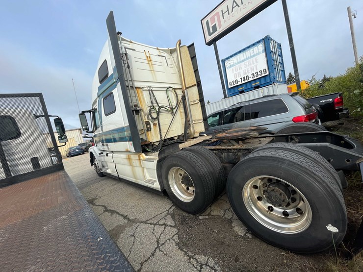 #1372-•-2014-volvo-sleeper-semi-(has-wi-title)-(of)-image-8