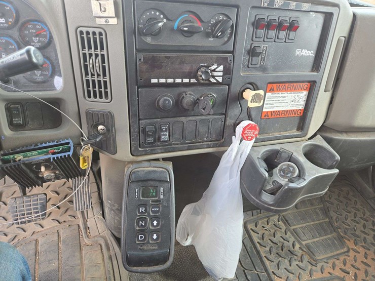 2009-international-7300-image-25