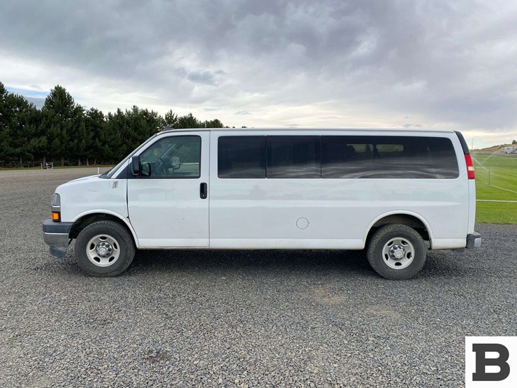 2017-chevrolet-express-3500-image-2