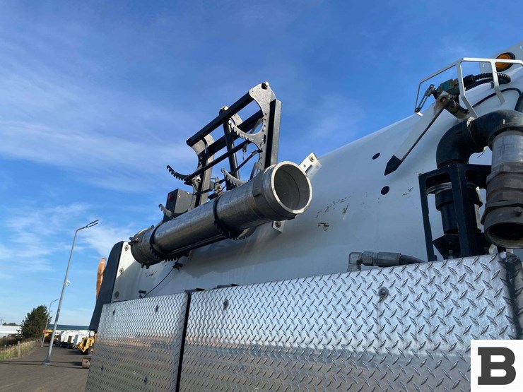 2017-mack-granite-gu713-image-57