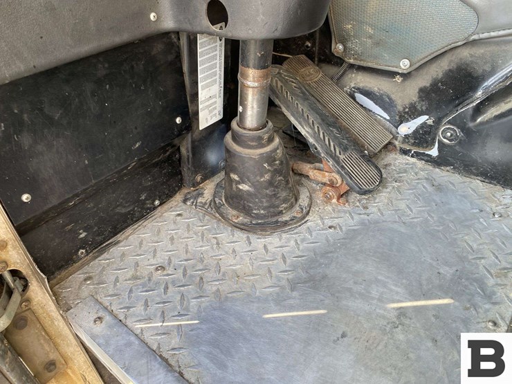 2006-peterbilt-320-image-47