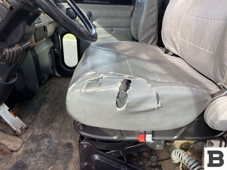 2003-peterbilt-330-image-40