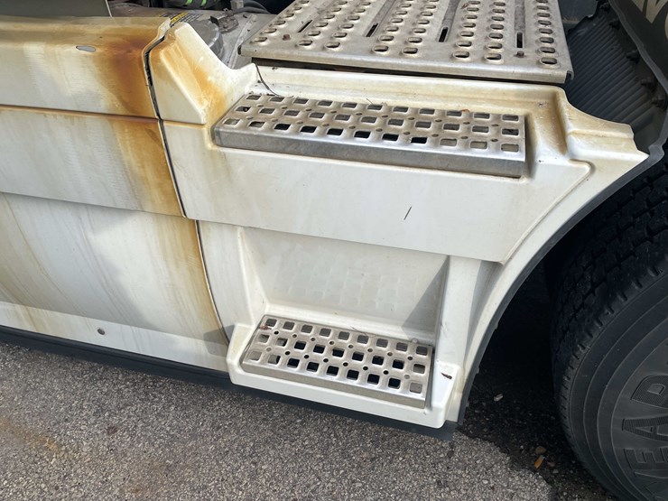 #1372-•-2014-volvo-sleeper-semi-(has-wi-title)-(of)-image-49