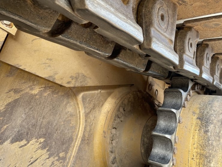 2017-caterpillar-d8t-image-19