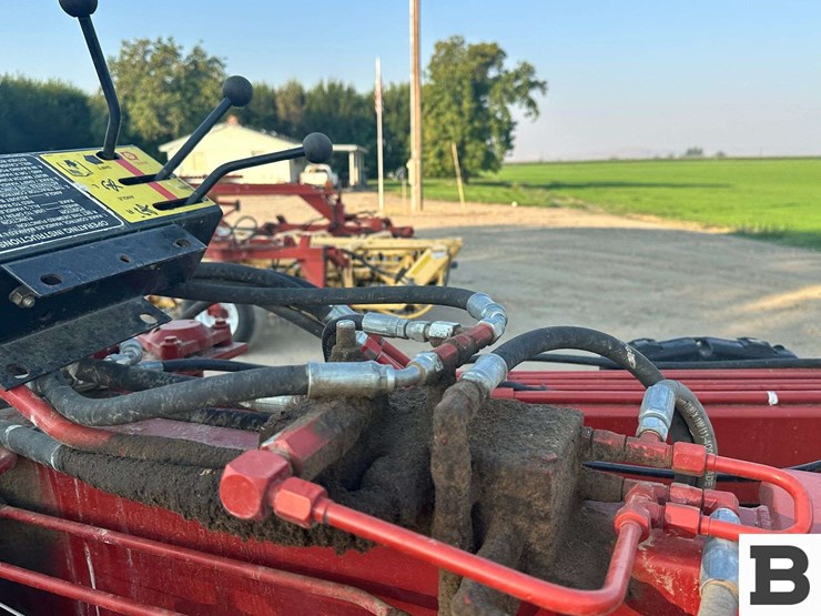 new-holland-216-image-11