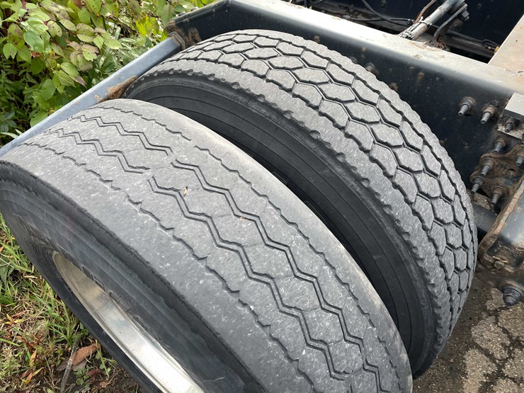 #1372-•-2014-volvo-sleeper-semi-(has-wi-title)-(of)-image-87