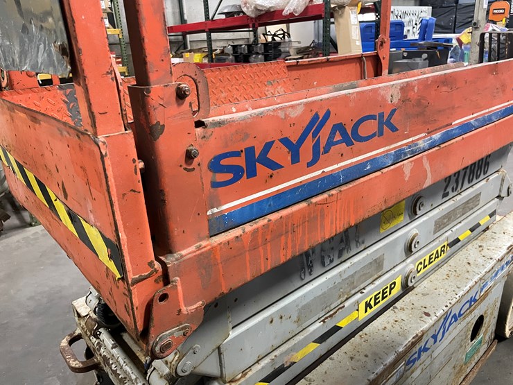 #1382-•-19'-scissor-lift-(f)-image-8