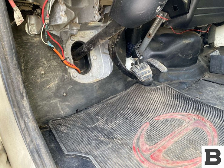 2014-hino-268-image-48