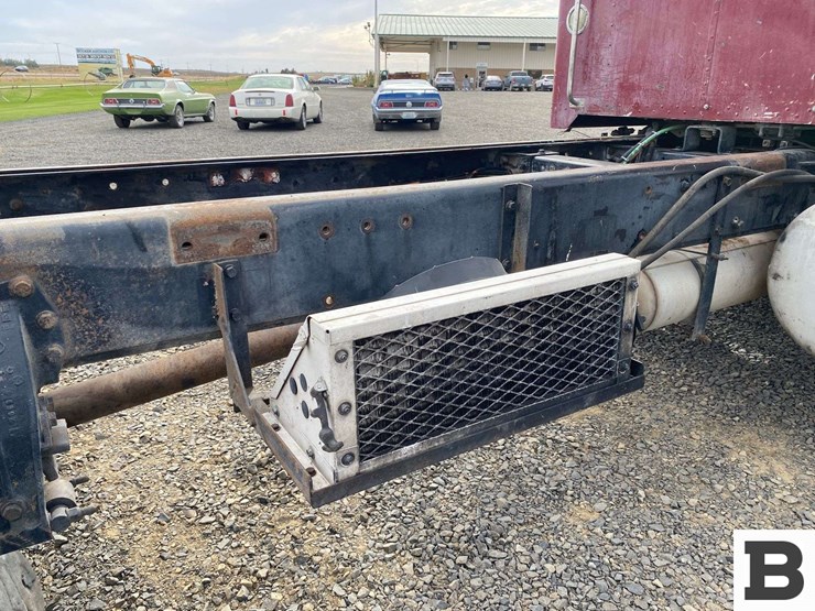 2002-peterbilt-330-image-29