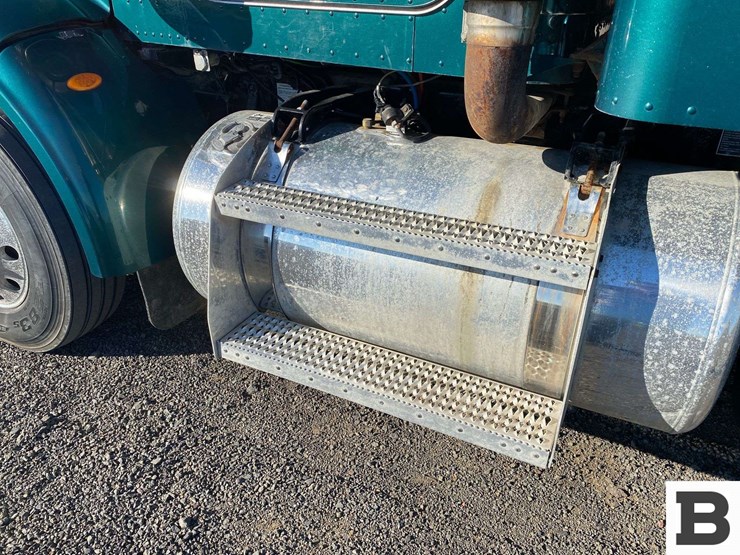 2013-peterbilt-367-image-14