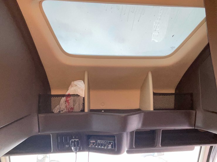 #1372-•-2014-volvo-sleeper-semi-(has-wi-title)-(of)-image-78