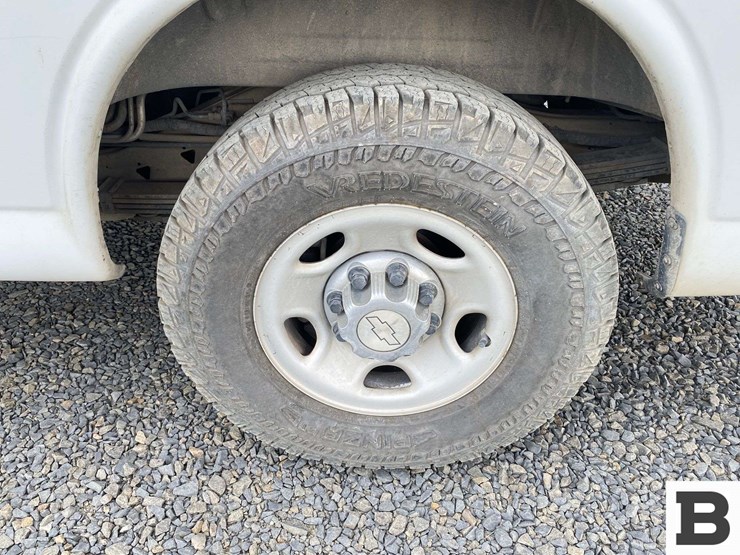 2017-chevrolet-express-3500-image-12