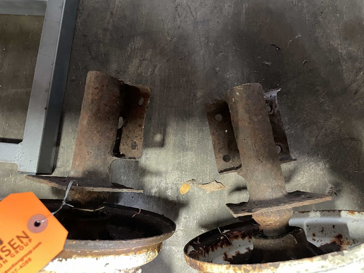 #8516-•-(2)-4-lug-axle-hubs-and-spindles-(cw)-image-3