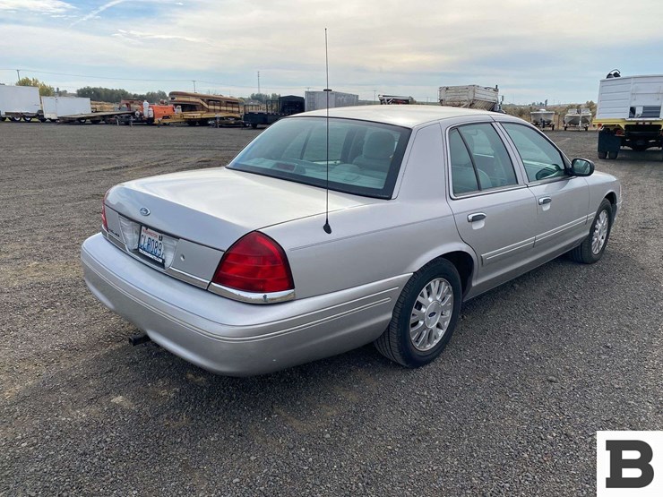 2005-ford-crown-victoria-sedan-image-5