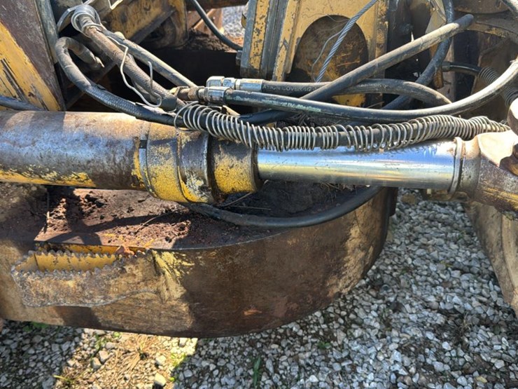 2008-deere-750j-xlt-image-24