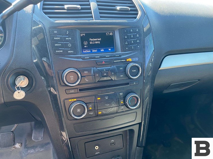 2017-ford-explorer-image-26