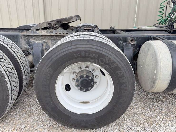 2012-freightliner-cascadia-113-image-27