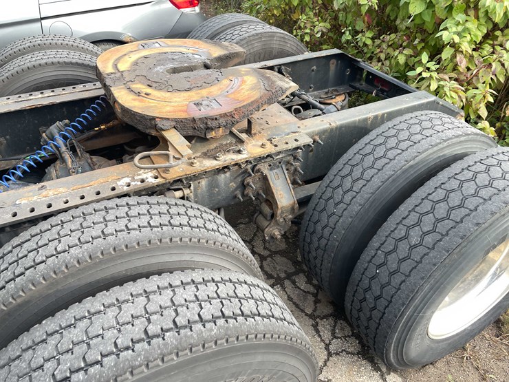 #1372-•-2014-volvo-sleeper-semi-(has-wi-title)-(of)-image-45