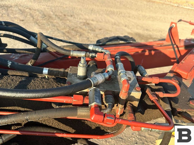 new-holland-216-image-15