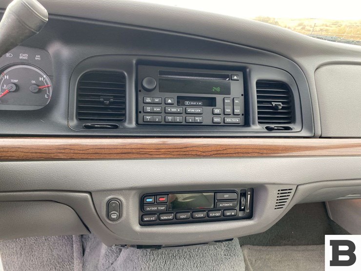 2005-ford-crown-victoria-sedan-image-18