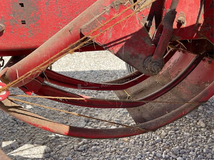 new-holland-275-image-17