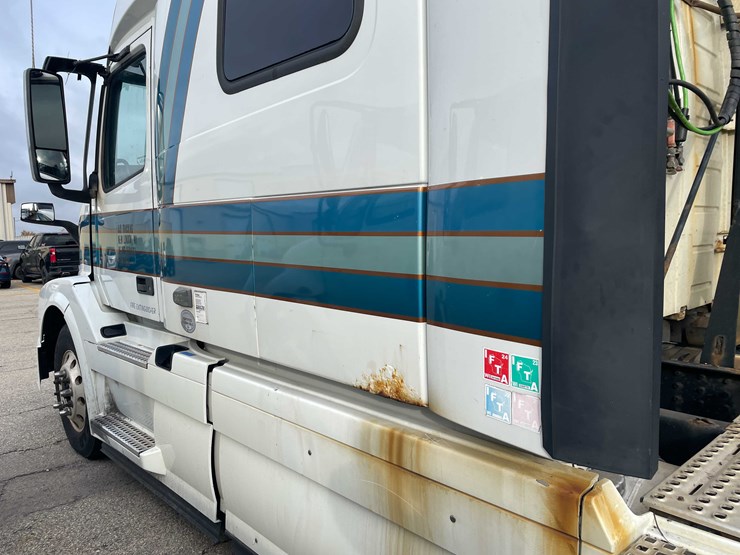 #1372-•-2014-volvo-sleeper-semi-(has-wi-title)-(of)-image-52