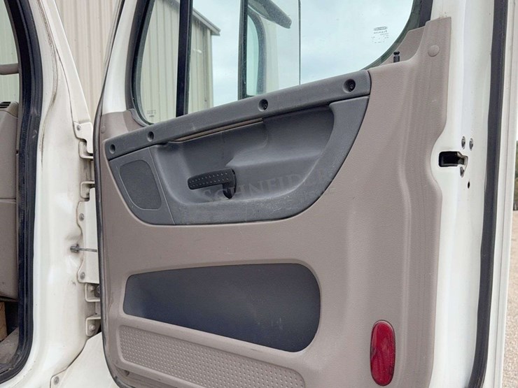 2012-freightliner-cascadia-113-image-57