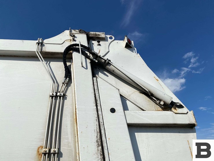 2006-peterbilt-320-image-28