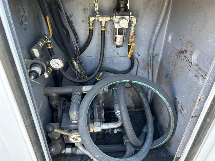 2017-peterbilt-337-image-33