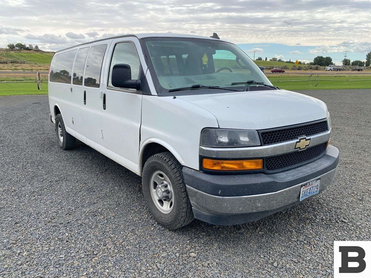 2017-chevrolet-express-3500-image-7
