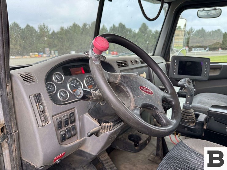 2013-peterbilt-348-image-53
