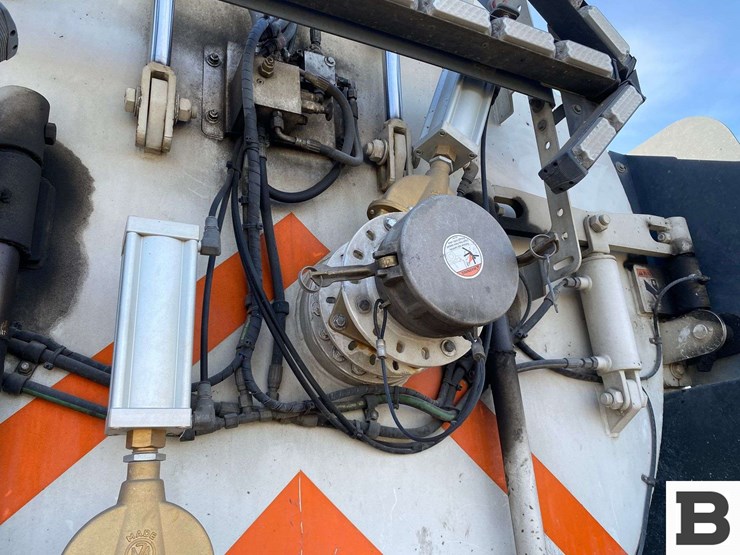 2017-mack-granite-gu713-image-46