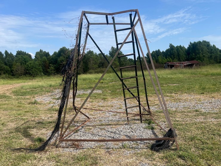 #157-•-metal-stand-with-ladder-image-2