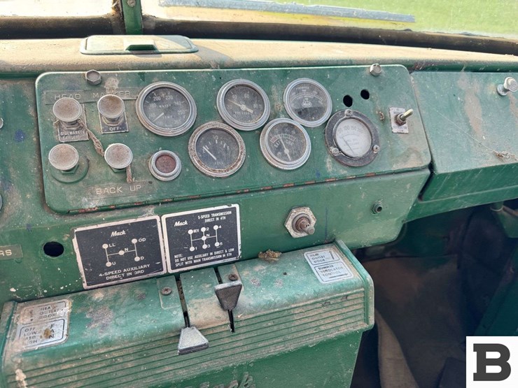 1969-mack-boom-truck-image-44