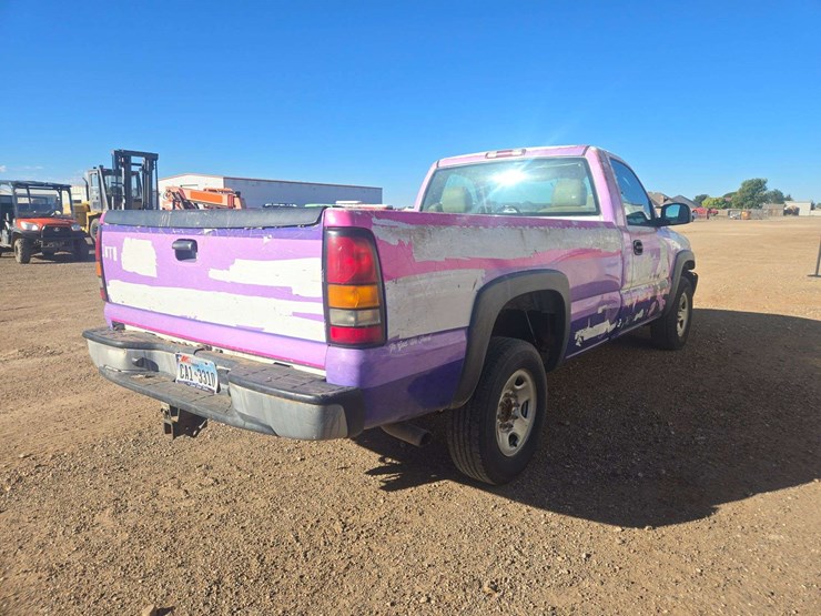 2004-gmc-sierra-2500-image-3