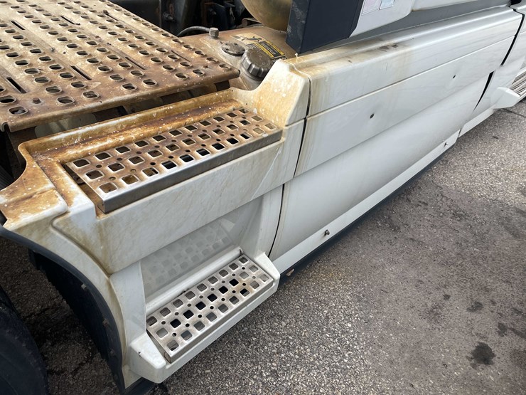 #1372-•-2014-volvo-sleeper-semi-(has-wi-title)-(of)-image-25