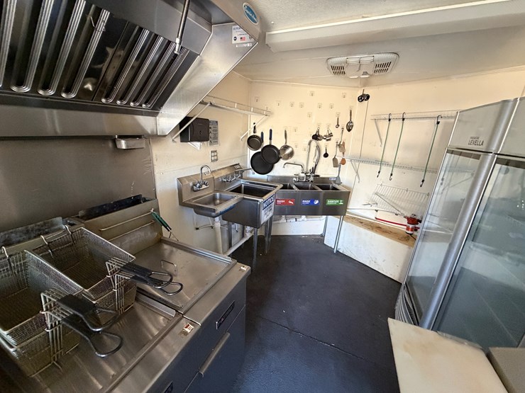 #17-•-#100a-•-food-trailer-image-9