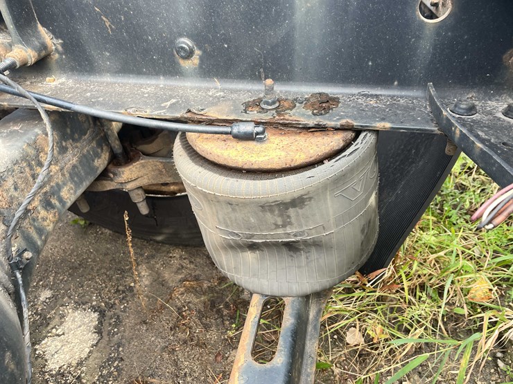 #1372-•-2014-volvo-sleeper-semi-(has-wi-title)-(of)-image-38