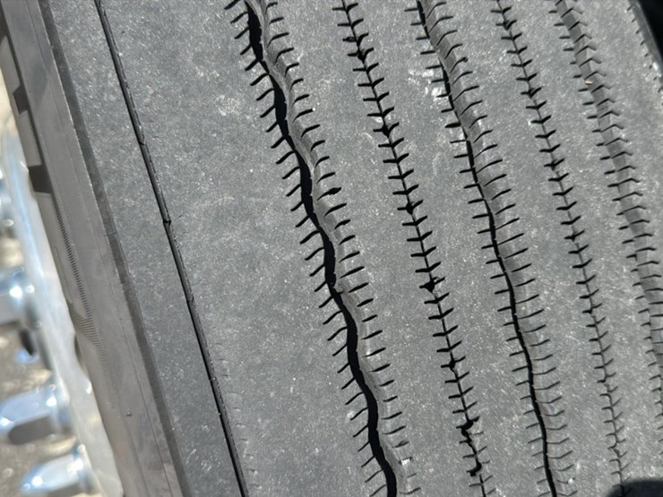 2023-peterbilt-579-image-27