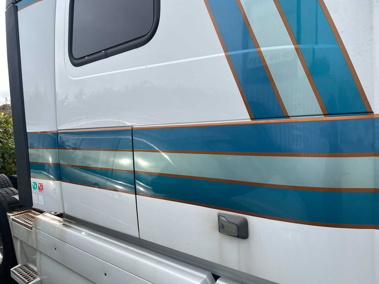 #1372-•-2014-volvo-sleeper-semi-(has-wi-title)-(of)-image-23