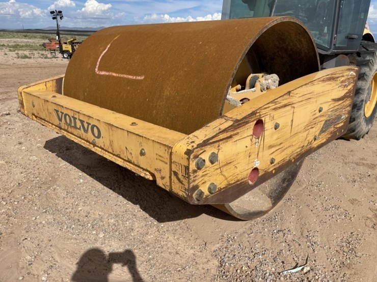 2014-volvo-sd160-vibratory-roller-image-11