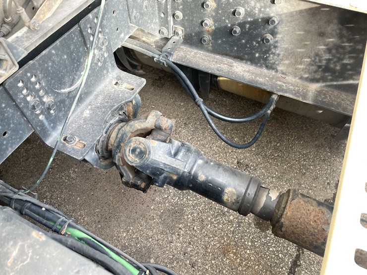 #1372-•-2014-volvo-sleeper-semi-(has-wi-title)-(of)-image-47