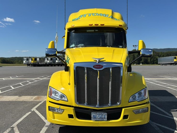 2023-peterbilt-579-image-8