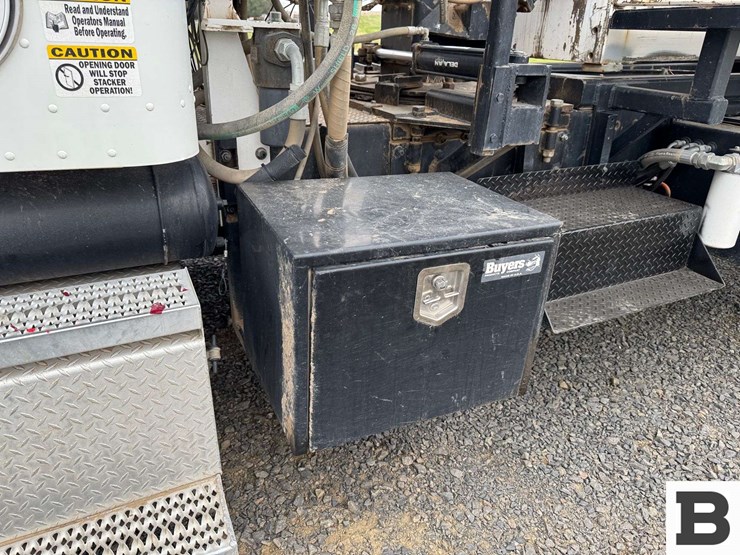 2013-peterbilt-348-image-12