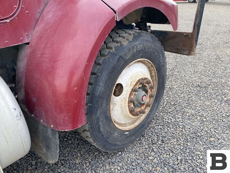 2002-peterbilt-330-image-32