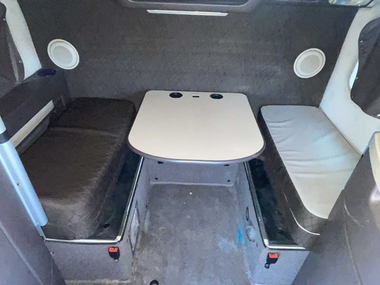 #1372-•-2014-volvo-sleeper-semi-(has-wi-title)-(of)-image-70